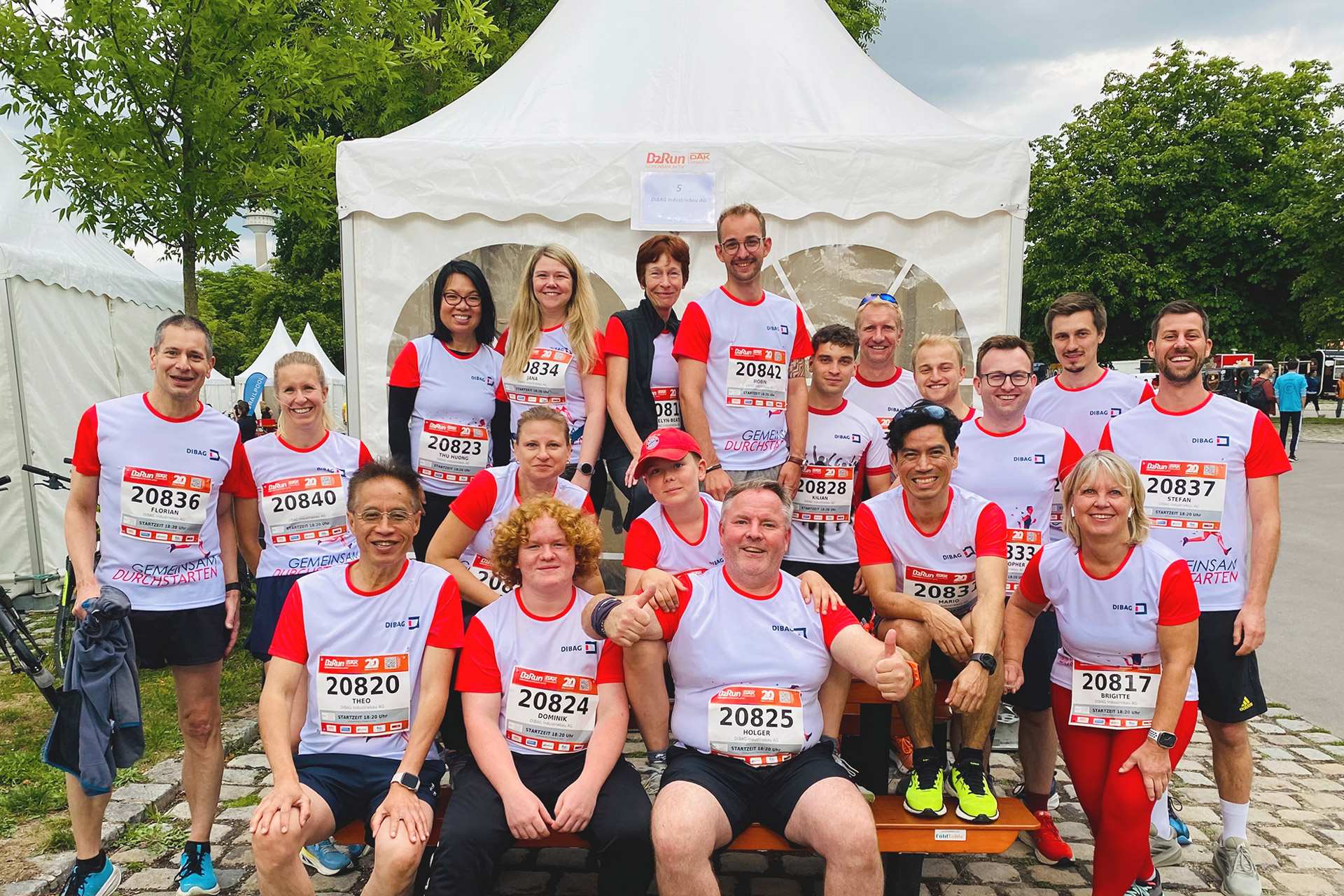 DIBAG B2Run 2025 Firmenlauf Gruppenbild vor dem DIBAG-Zelt