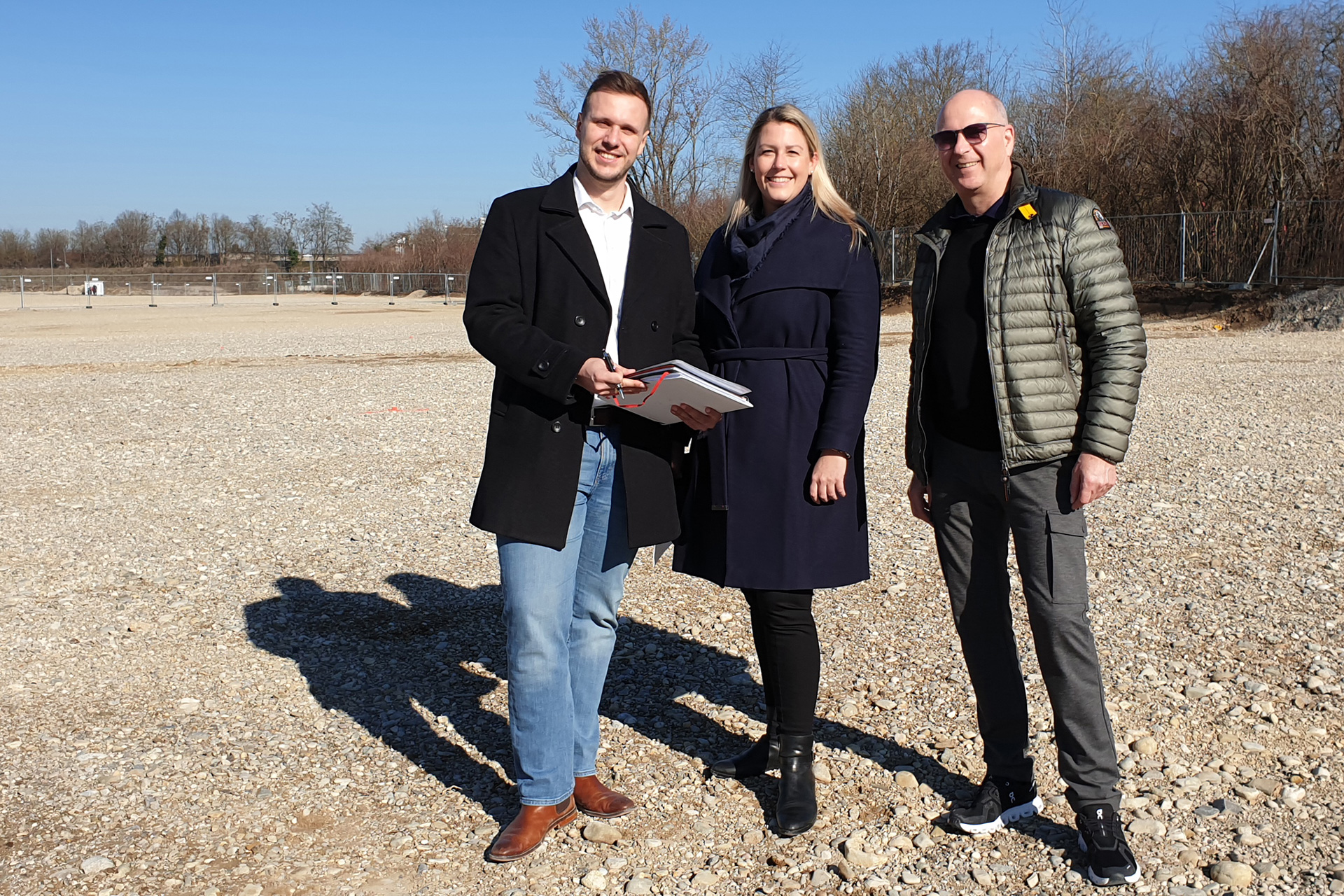 DIBAG News Baustart in Kirchheim: Nadia Lehwalder und Andreas Fierbeck von der DIBAG übergeben das Baufeld an Köster-Projektleiter Adrian Schatz